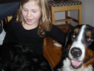 Happy och Emmy under bordet